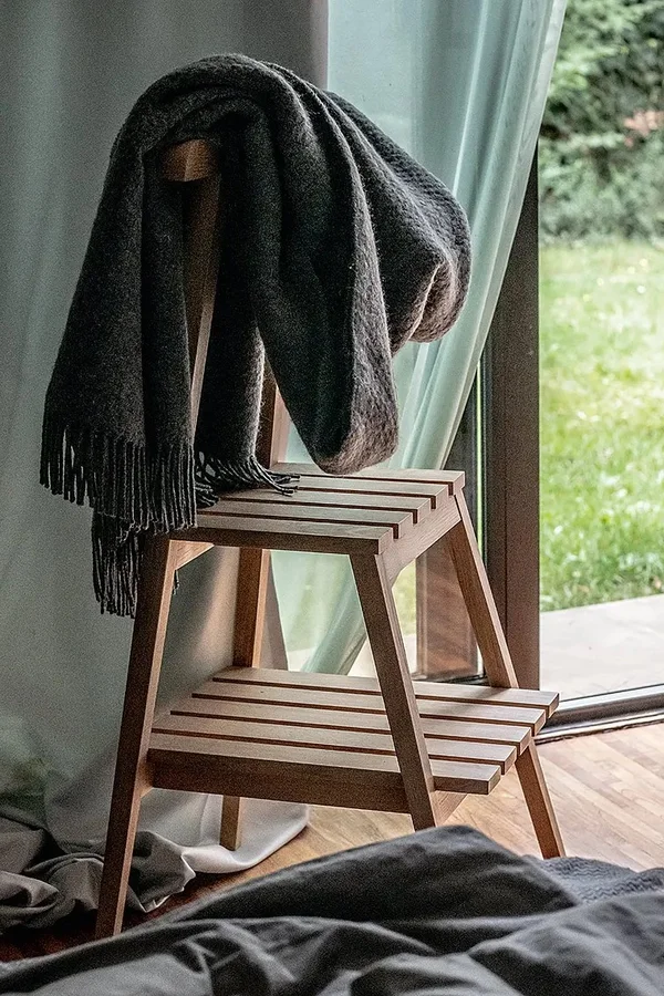sypialnia ze światłem tworzącym przyjemną, intymną atmosferę